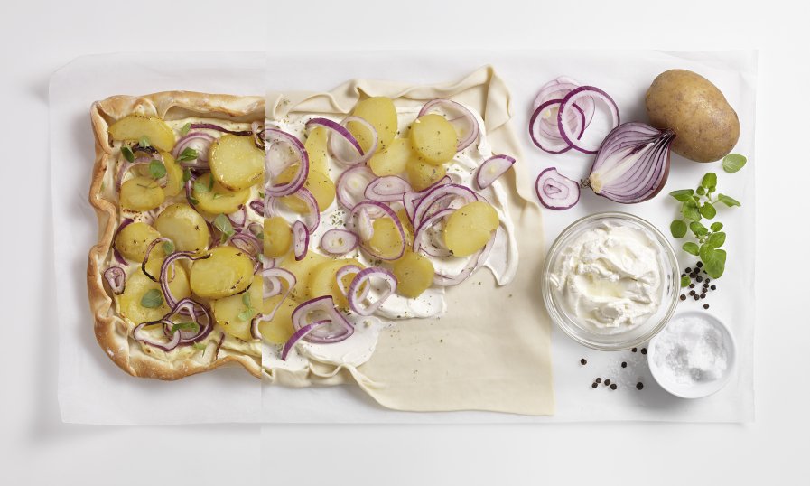 Flammkuchen met aardappel en rode ui