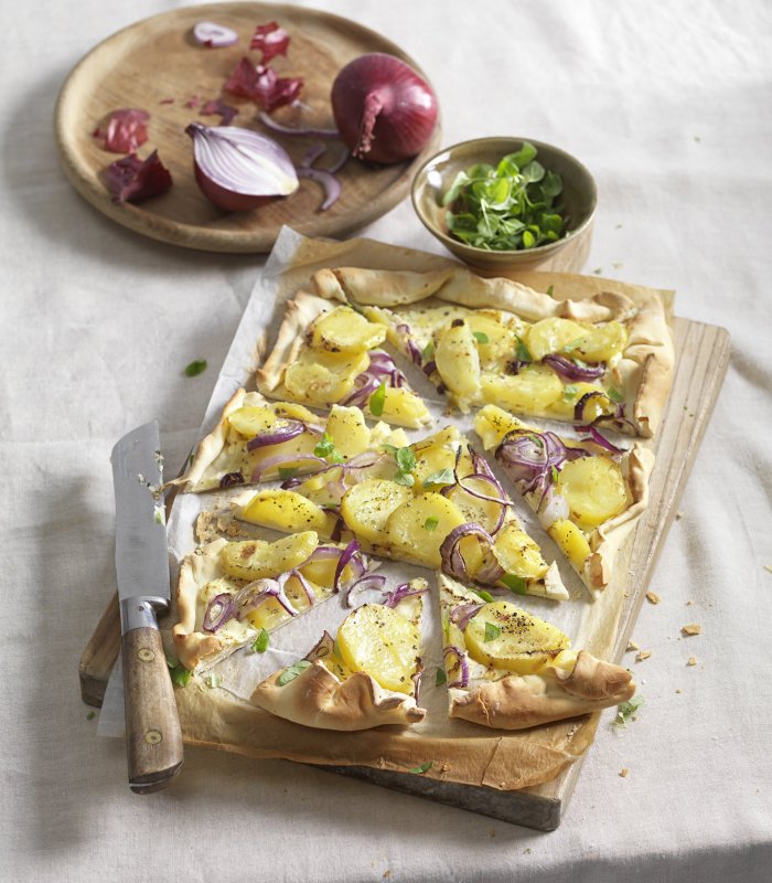 Flammkuchen met aardappel en rode ui