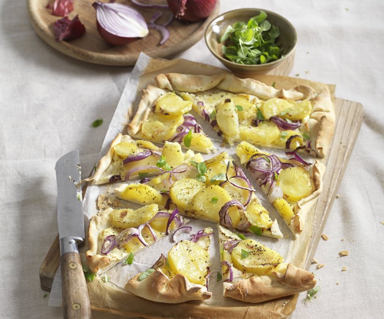 Flammkuchen met aardappel en rode ui