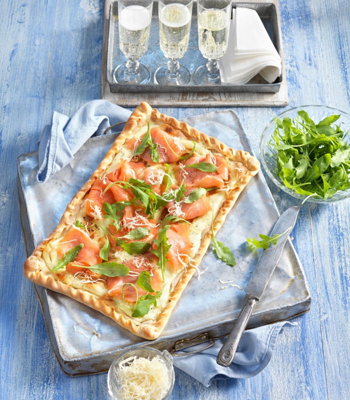 Flammkuchen met gerookte zalm en rucola