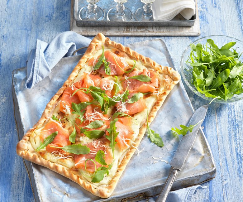 Flammkuchen met gerookte zalm en rucola