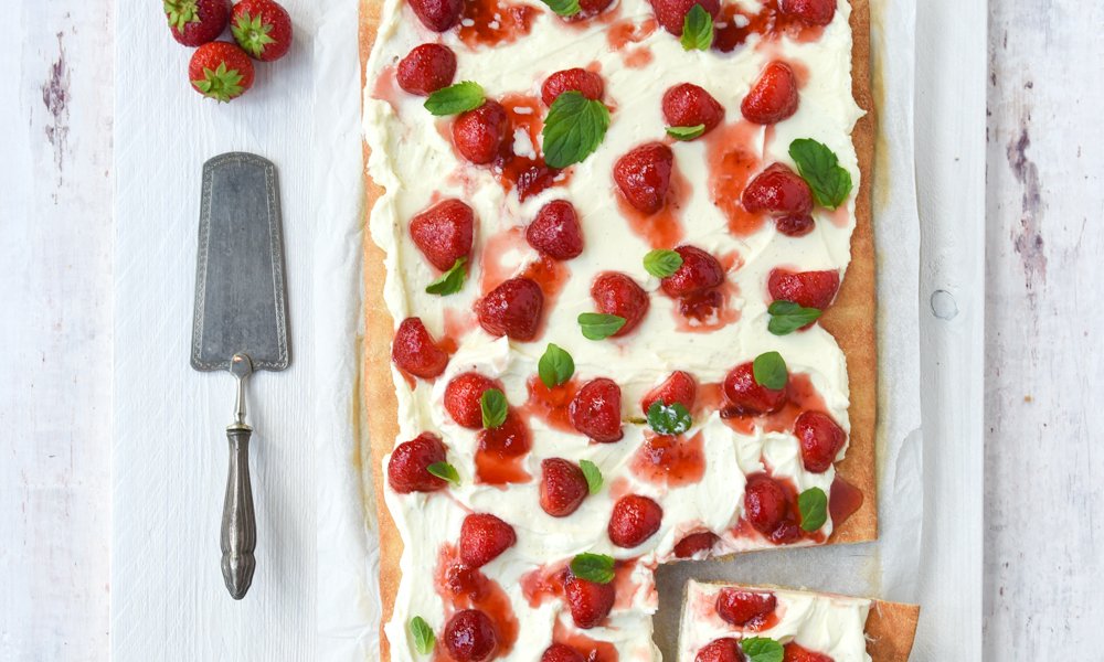 Zoete pizza met mascarpone en aardbeien