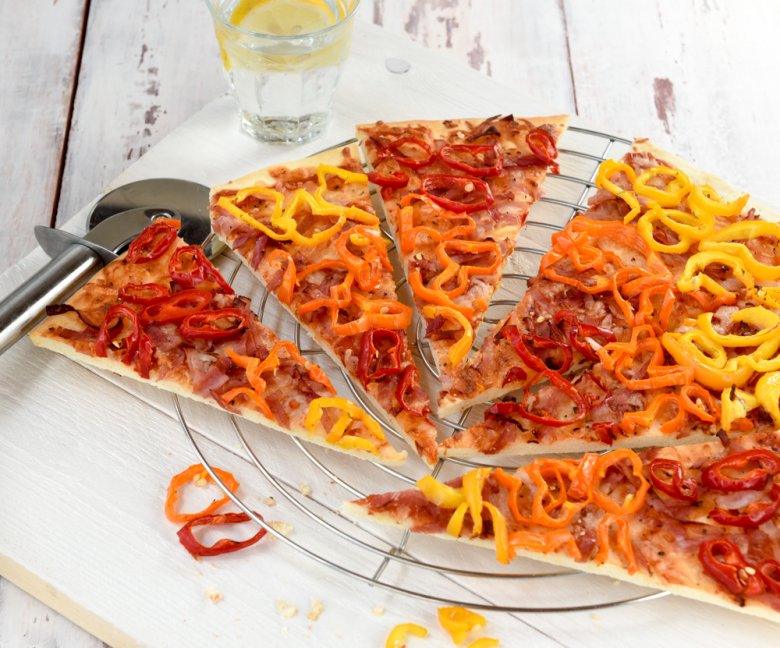 Paprika tricolore pizza