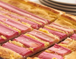 Recept: Rabarber plaattaart met frangipane