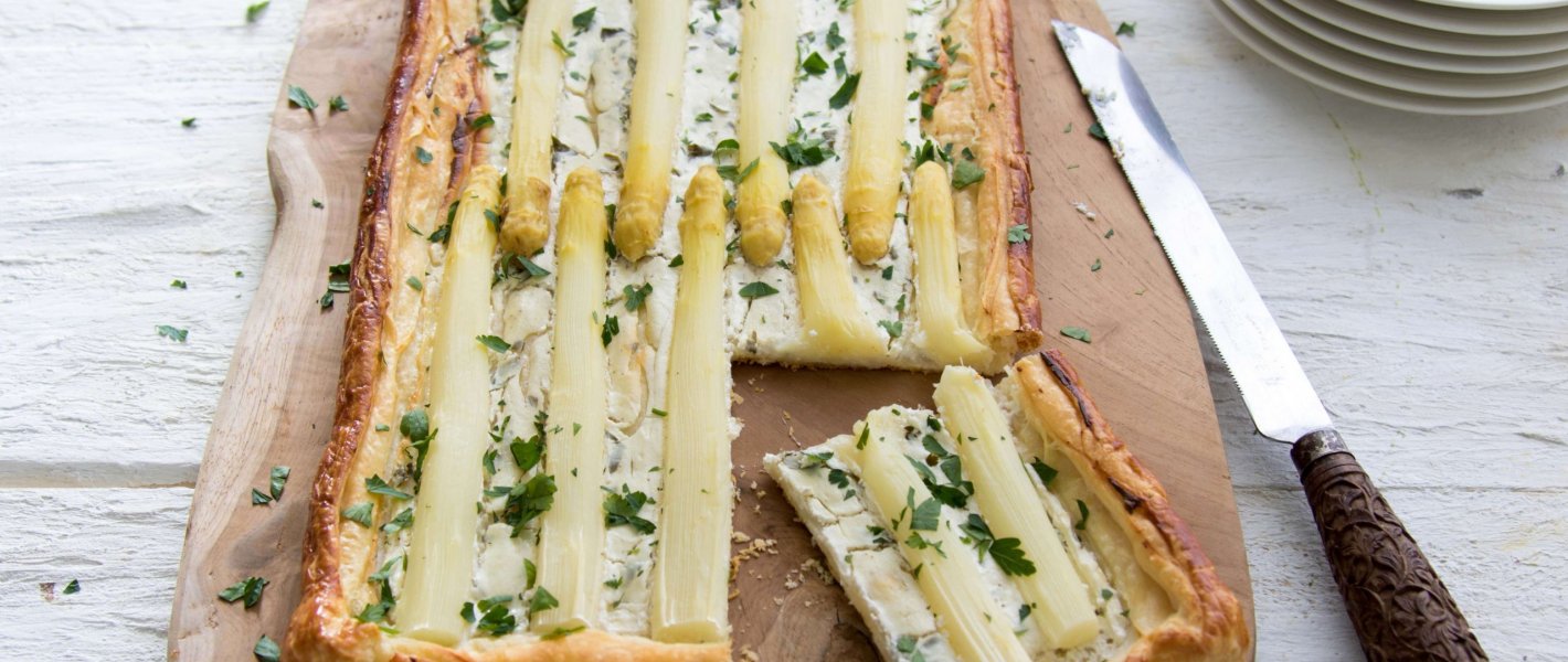 Plaattaart met asperge en geitenkaas