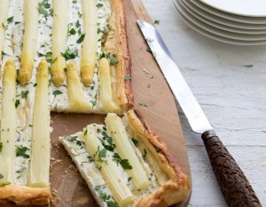 Recept: Plaattaart met asperges en geitenkaas