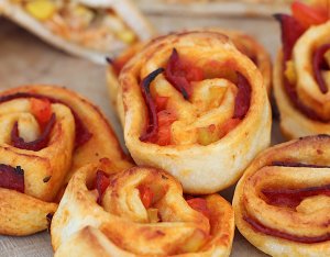 Recept: Pizzarolletjes met salami en paprika