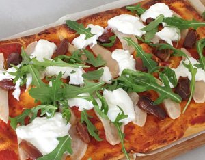 Recept: Speltpizza met burrata, peer en dadels