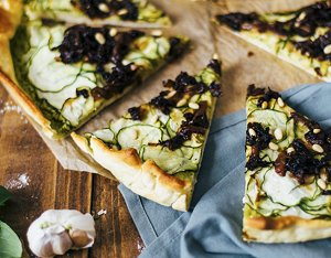 Recept: Vegan pizza met pesto en courgette