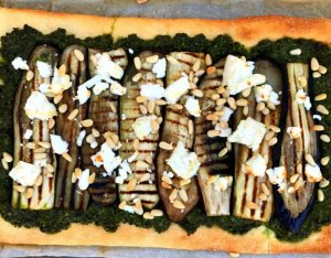 Recept: Pizza met boerenkoolpesto, aubergine en geitenkaas