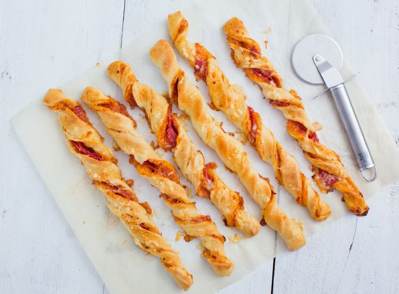 Pizza stengels met salami