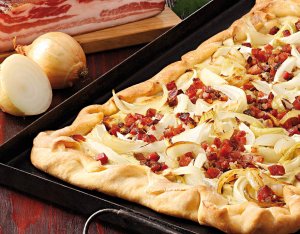 Elzasser flammkuchen met spek, crème fraîche en ui