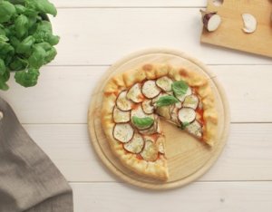 Recept: Pizza met aubergine en een kaasrand