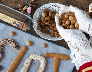 Chocolade-kruidnotenletters van vers kruidnotendeeg