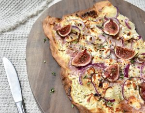 Recept: Flammkuchen vijgen, geitenkaas en rode ui