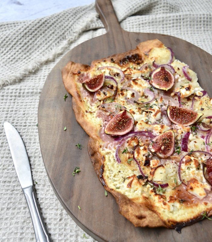 Recept: Flammkuchen vijgen, geitenkaas en rode ui