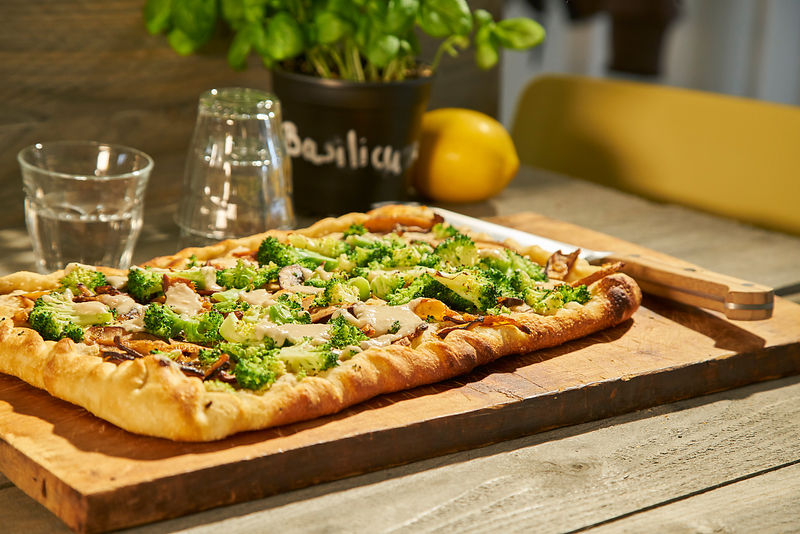 Vegan pizza met broccoli en shiitake