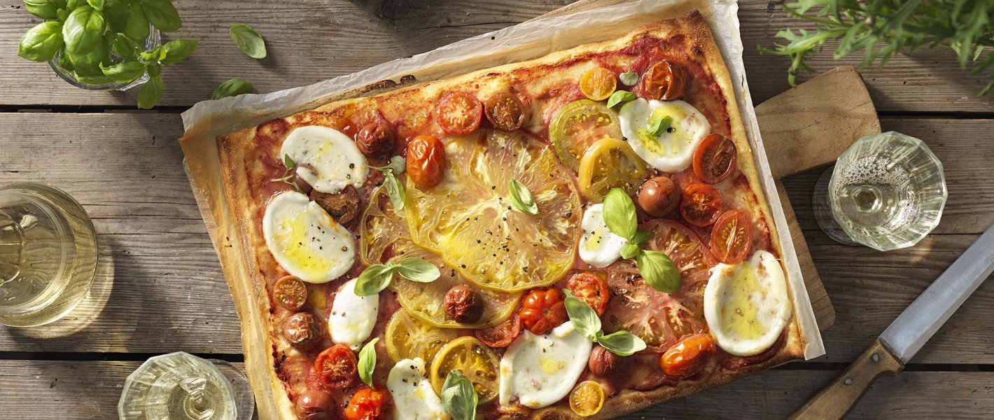 Pizza met bonte tomaten