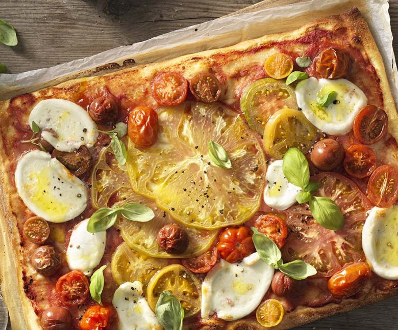 Pizza met bonte tomaten