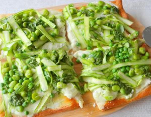 Recept: Groentepizza met asperges, tuinbonen, doperwten en pesto