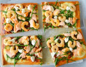 Recept: Pizza met zalm, knoflookgarnalen en zeekraal