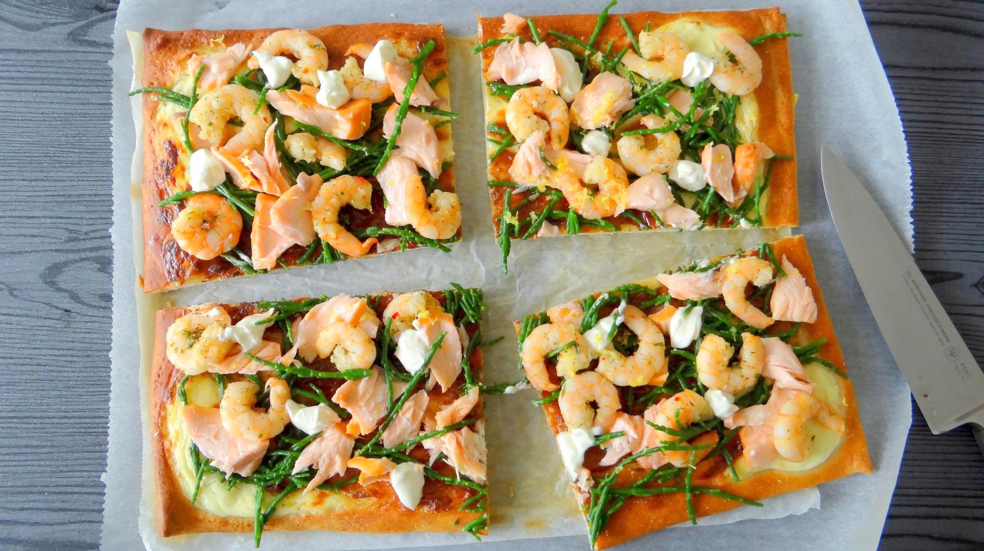 Recept Pizza met zalm, knoflookgarnalen en zeekraal Tante Fanny
