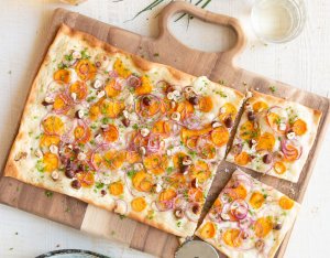 Recept: Flammkuchen met zoete aardappel en hazelnoten