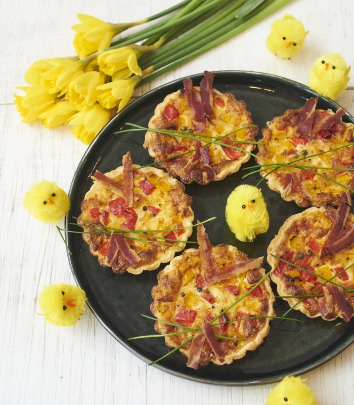 Quiche, of hartige taart vind ik altijd één van de lekkerste dingen om te maken, weer eens wat anders dan een plaattaart. Het maakt niet uit wat je hiervoor gebruikt, ideaal dus voor een restjesdag. In de diepvries ligt er dan ook vrijwel altijd een pakje bladerdeeg, onder andere voor dit soort gerechten.