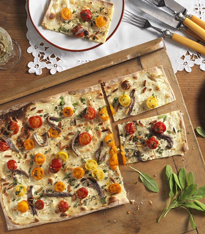 Flammkuchen met bonte tomaten en ansjovis - Tante Fanny