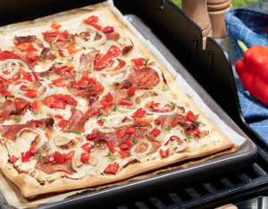 Hongaarse paprika salami pizza van de bbq