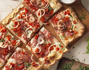 Recept: Hongaarse pizza met salami en paprika