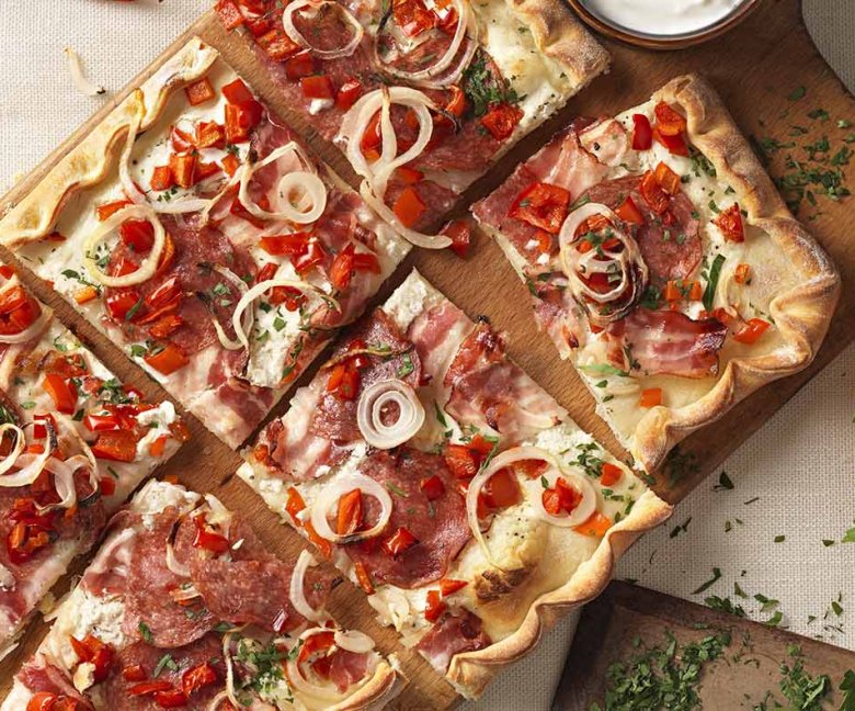 Recept: Hongaarse pizza met salami en paprika