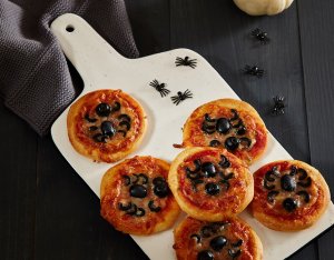 Halloween recept: spinnen pizza’s