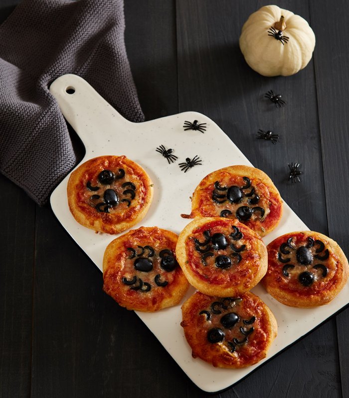 Halloween recept: spinne pizza's - Tante Fanny pizzadeeg