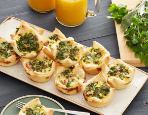 Mini quiches van bladerdeeg met voorjaarskruiden