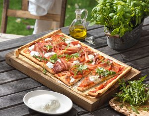 Recept: Krokante pizza met burrata, prosciutto en rucola