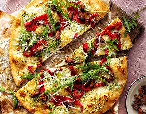 Recept: rustieke pizza met paprika en roomkaas