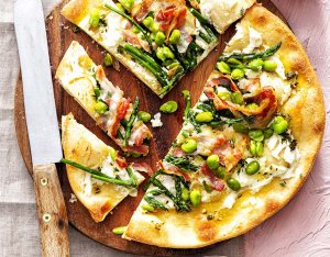 Recept: rustieke pizza met tuinbonen en pancetta