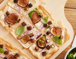 Recept: vegan Flammkuchen met gerookte tofu en vijgen