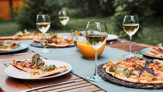 Pizza buiten op tafel met wijn