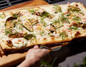 Recept: knapperige pizza Bianca met garnalen, gegrilde courgette en burrata