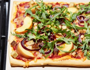 Recept: Vegan pizza met gerookte tofu, perzik en rucola