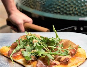 Recept: flammkuchen met bbq saus en rauwe ham