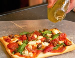 Recept: pizza met tomaten frito, feta en olijven