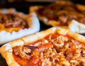 Recept: spelt pizza met bbq saus en pulled chicken