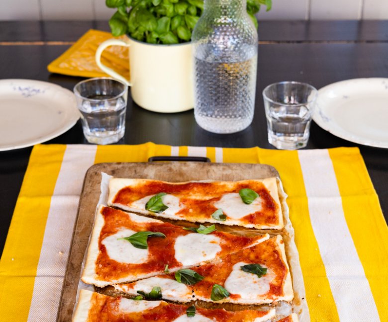 BBQ pizza margherita