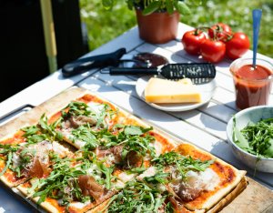 BBQ pizza met parmaham, rucola