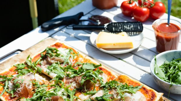 BBQ pizza met mozarella, ham, rucola en parmezaan