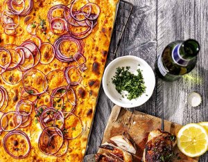 Recept: flammkuchen met gegrilde spicy kip, rode ui en komijn