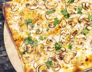 Recept: flammkuchen met champig­non, truffel en pecorino